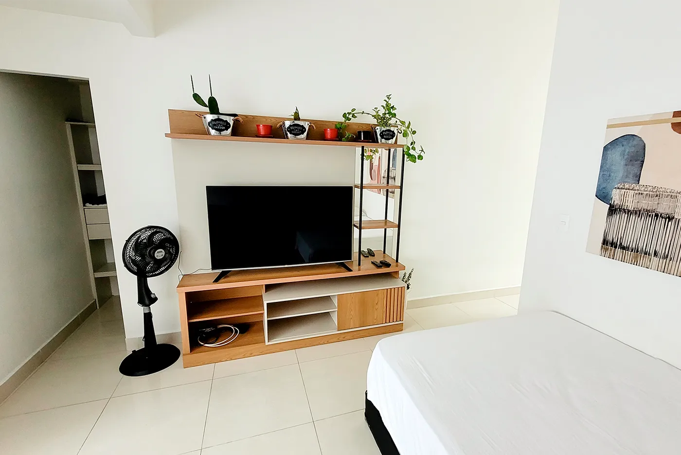 Studio by Moto Ride. Furnished apartment in Laureles, Medellin
