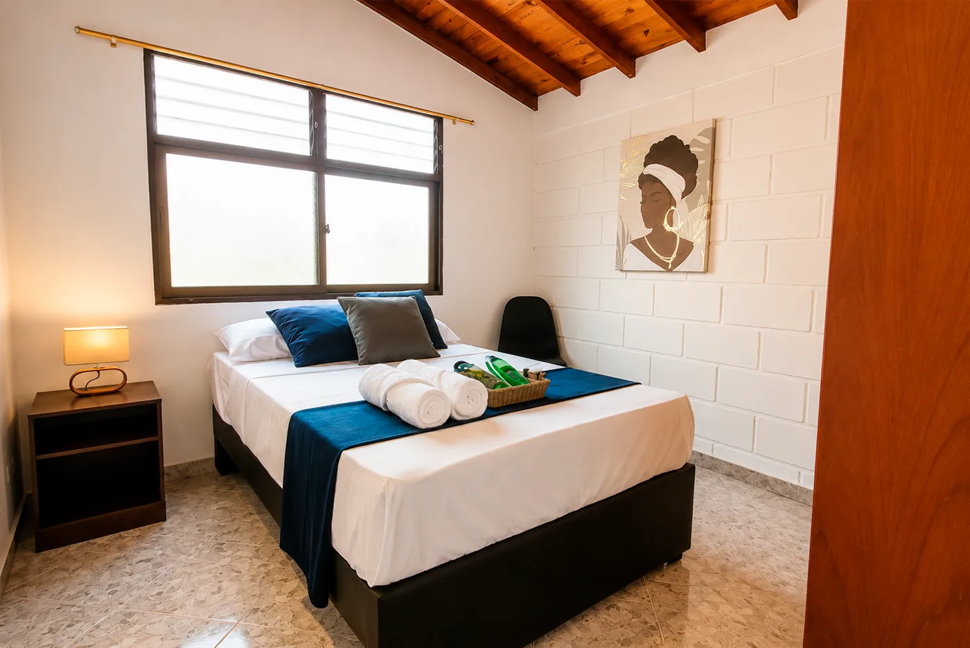 Timber by Moto Ride. Furnished apartment in Laureles, Medellin