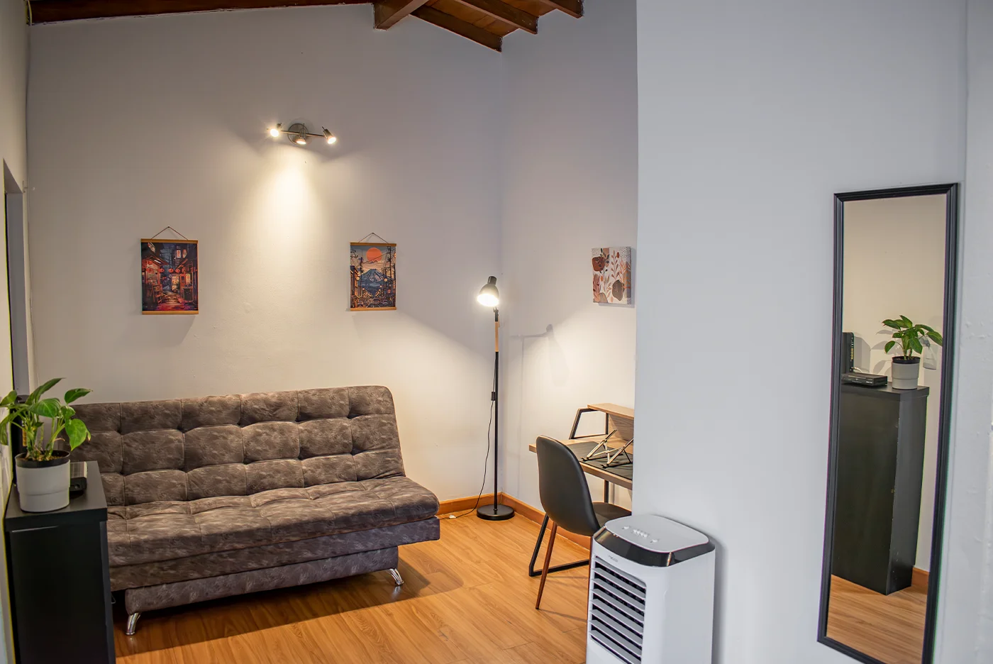 Oak by Moto Ride. Furnished apartment in Laureles, Medellin