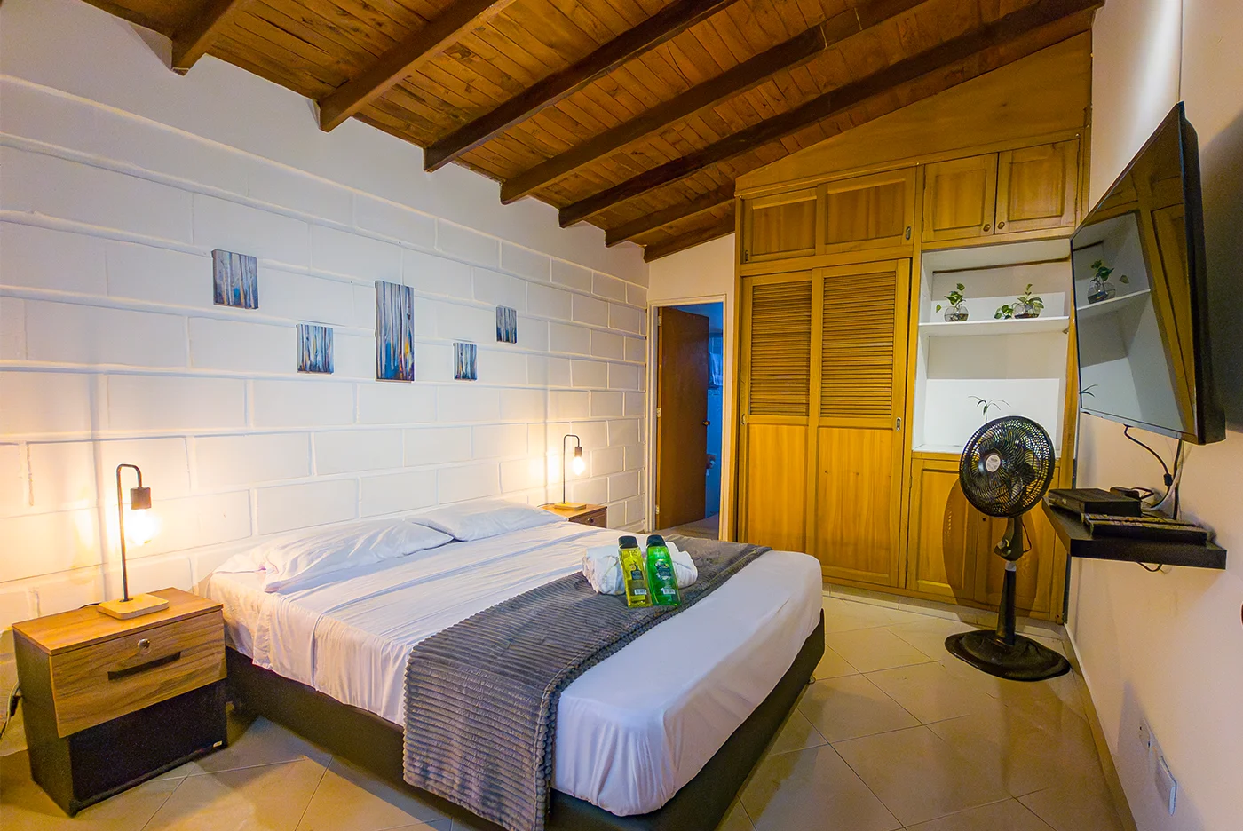 Oak by Moto Ride. Furnished apartment in Laureles, Medellin