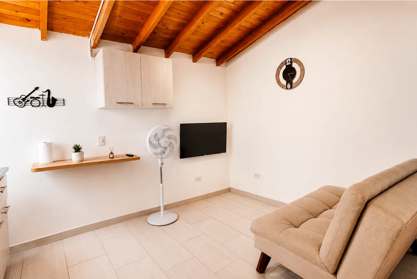 Timber by Moto Ride. Furnished apartment in Laureles, Medellin